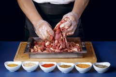 僅100個位，月均營收卻超百萬的中式現(xiàn)拌烤肉店是如何設(shè)計出來的？